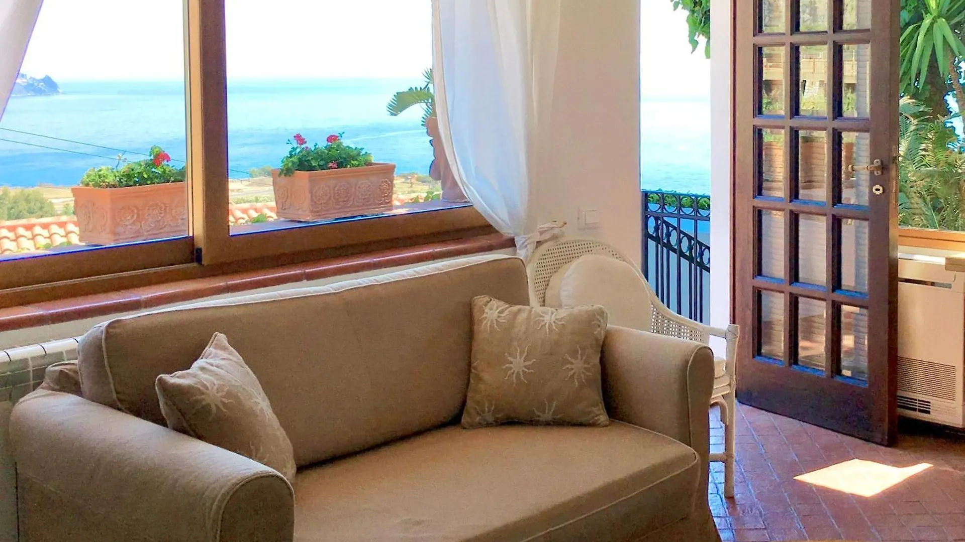 Апартаменты Villa Lou Taormina Private Villa With Panoramic Sea View Pool