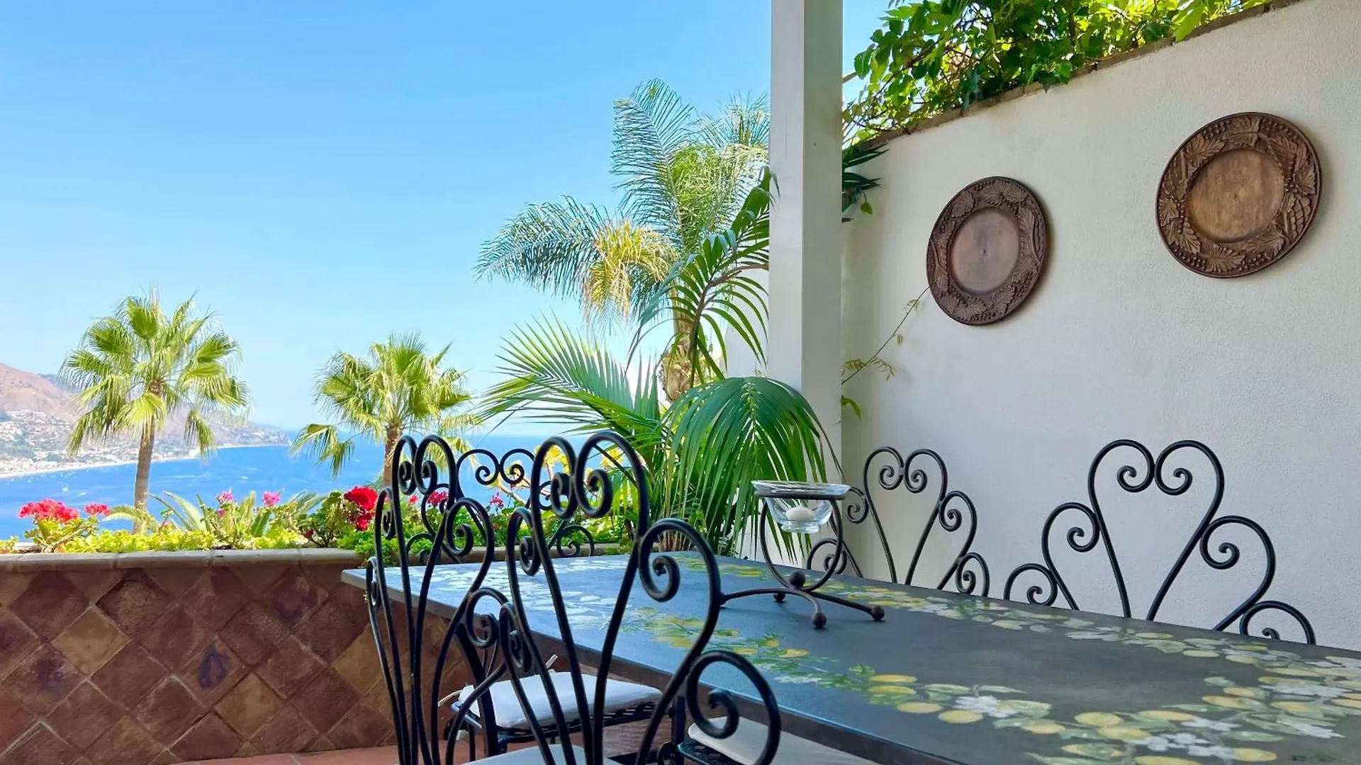 Апартаменты Villa Lou Taormina Private Villa With Panoramic Sea View Pool